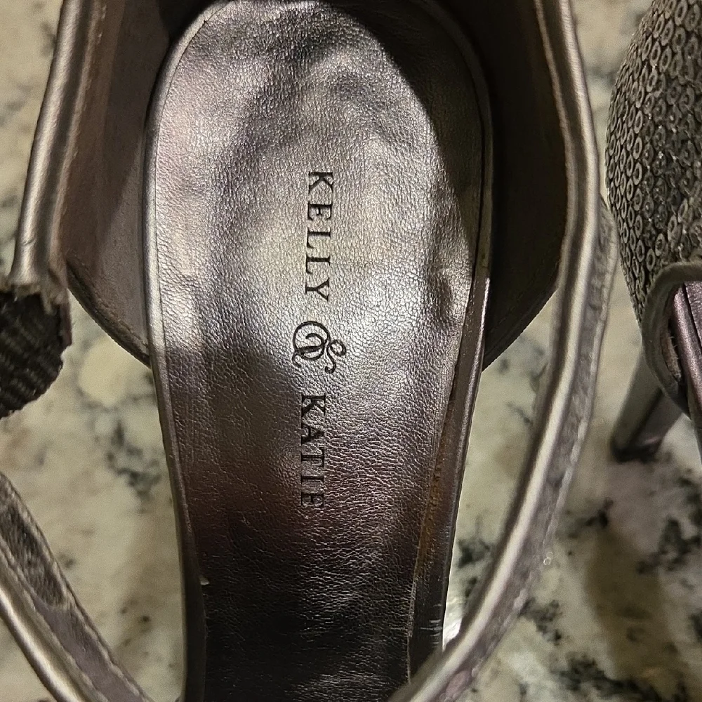 Kelly & Katie Shimmering Silver Slight Platform Heels Size 8 One Owner - Picture 3 of 13